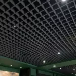 Потолок Грильято GL15 100x100 графит, в зале